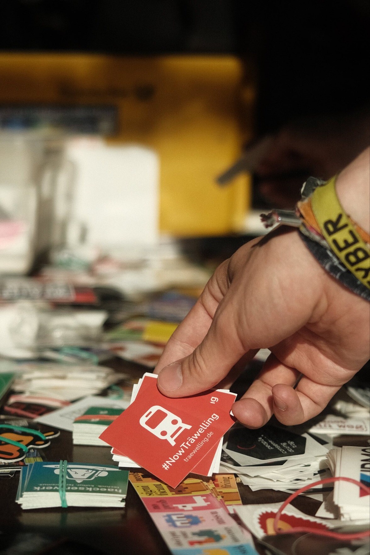 Ein paar Träwelling Sticker werden auf einen Stickertisch auf der Gulaschprogrammiernacht gelegt.